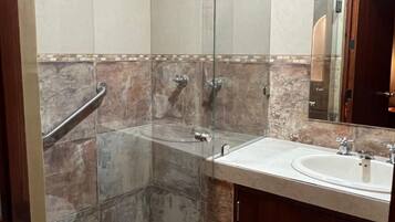 Suihku, pyyhkeet, saippua, vessapaperi