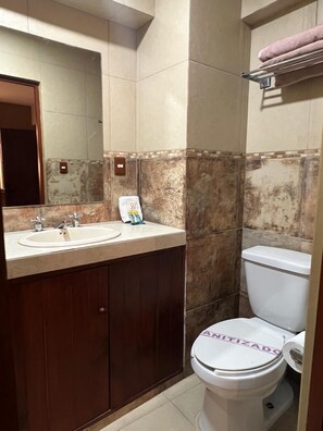 Douche, serviettes fournies, savon, papier toilette