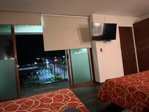 9 chambres, fer et planche à repasser, Wi-Fi, draps fournis