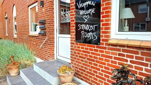 Un edificio de ladrillo con un letrero que dice "Welcome Heart Straylust Rooms".