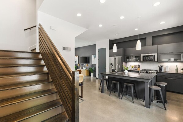 冷蔵庫、電子レンジ、オーブン、コンロ