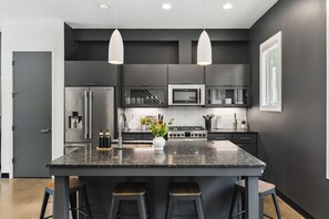 冷蔵庫、電子レンジ、オーブン、コンロ