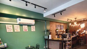 Living area - Nimman Nest Hostel & Cafe (Chiang Mai)