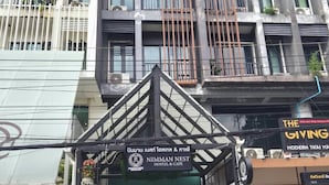 Front of property - Nimman Nest Hostel & Cafe (Chiang Mai)