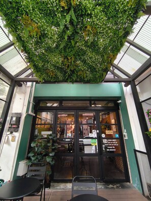 Living area - Nimman Nest Hostel & Cafe (Chiang Mai)