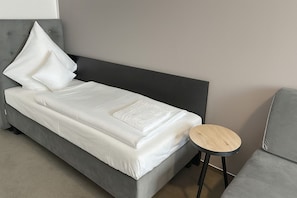 Quarto casal ou duplo luxo | Edredons de pluma, escrivaninha, Wi-Fi de cortesia, roupa de cama