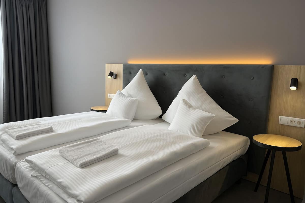 Donsdekens, een bureau, gratis wifi, beddengoed