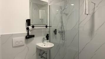 Dusche, Haartrockner, Handtücher, Seife