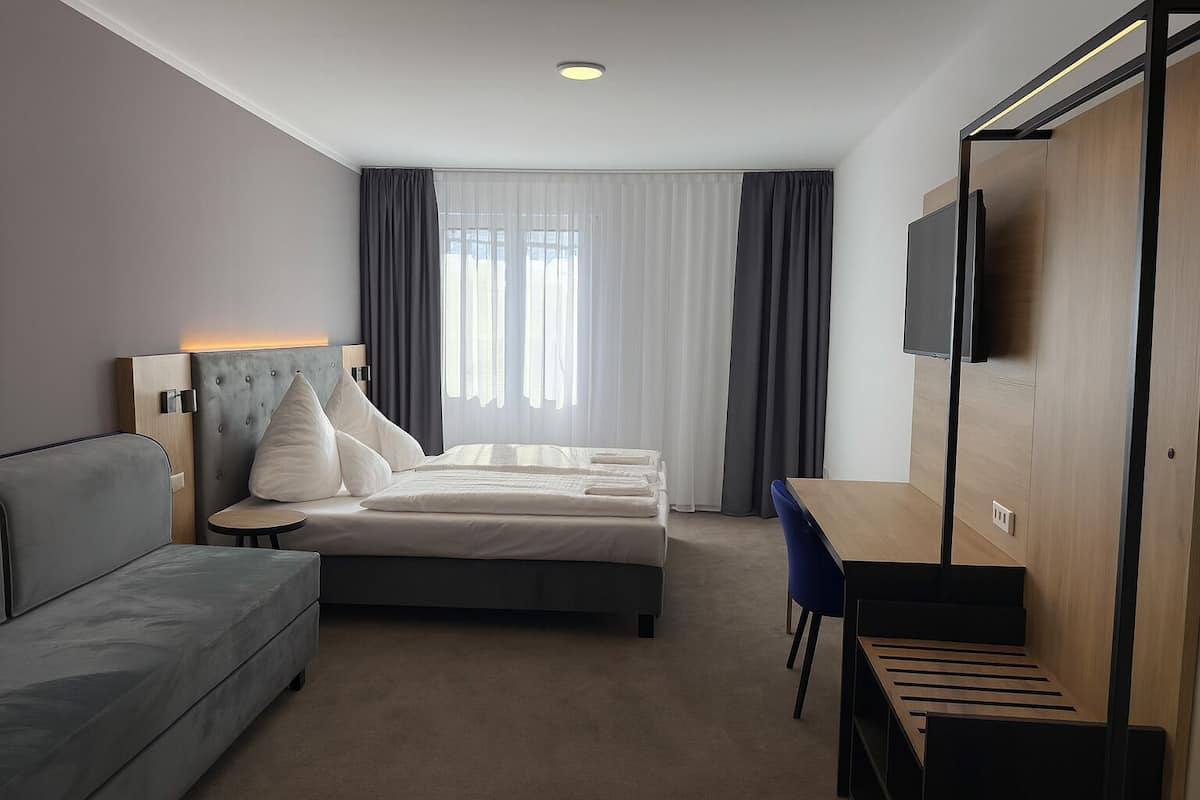 Quarto triplo luxo | Edredons de pluma, escrivaninha, Wi-Fi de cortesia, roupa de cama