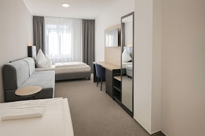 Quarto casal ou duplo luxo | Edredons de pluma, escrivaninha, Wi-Fi de cortesia, roupa de cama