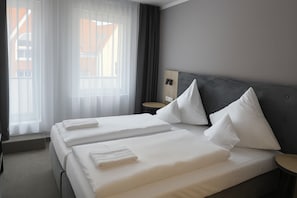 Quarto casal luxo, sacada | Edredons de pluma, escrivaninha, Wi-Fi de cortesia, roupa de cama
