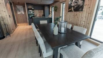 Cabin, 3 Bedrooms, Balcony, Mountain View | Dining room