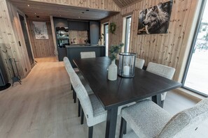 Chalet rustique, 3 chambres, balcon, vue sur la montagne | Salle à manger