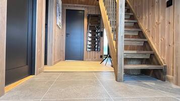 Cabin, 3 Bedrooms, Balcony, Mountain View | Interior