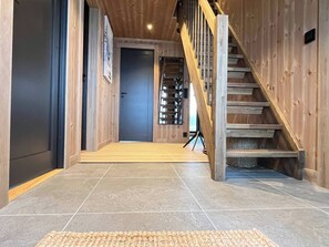 Cabin, 3 Bedrooms, Balcony, Mountain View | Interior