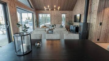 Cabin, 3 Bedrooms, Balcony, Mountain View | Living room