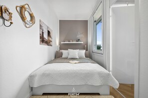 1 bedroom, travel crib