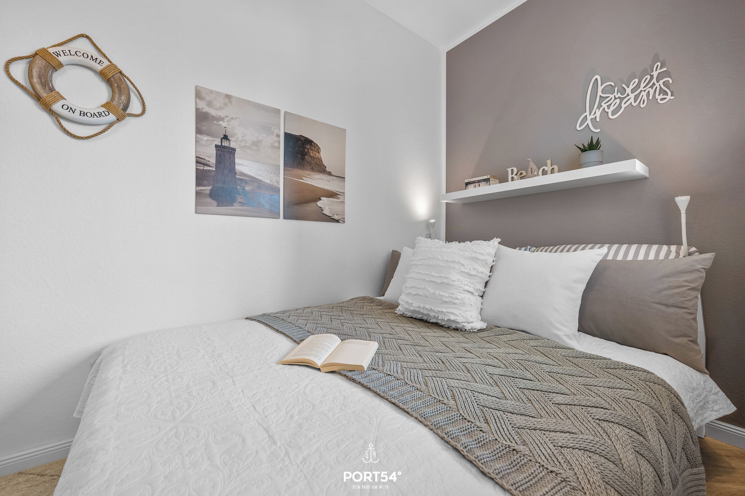 1 bedroom, travel crib