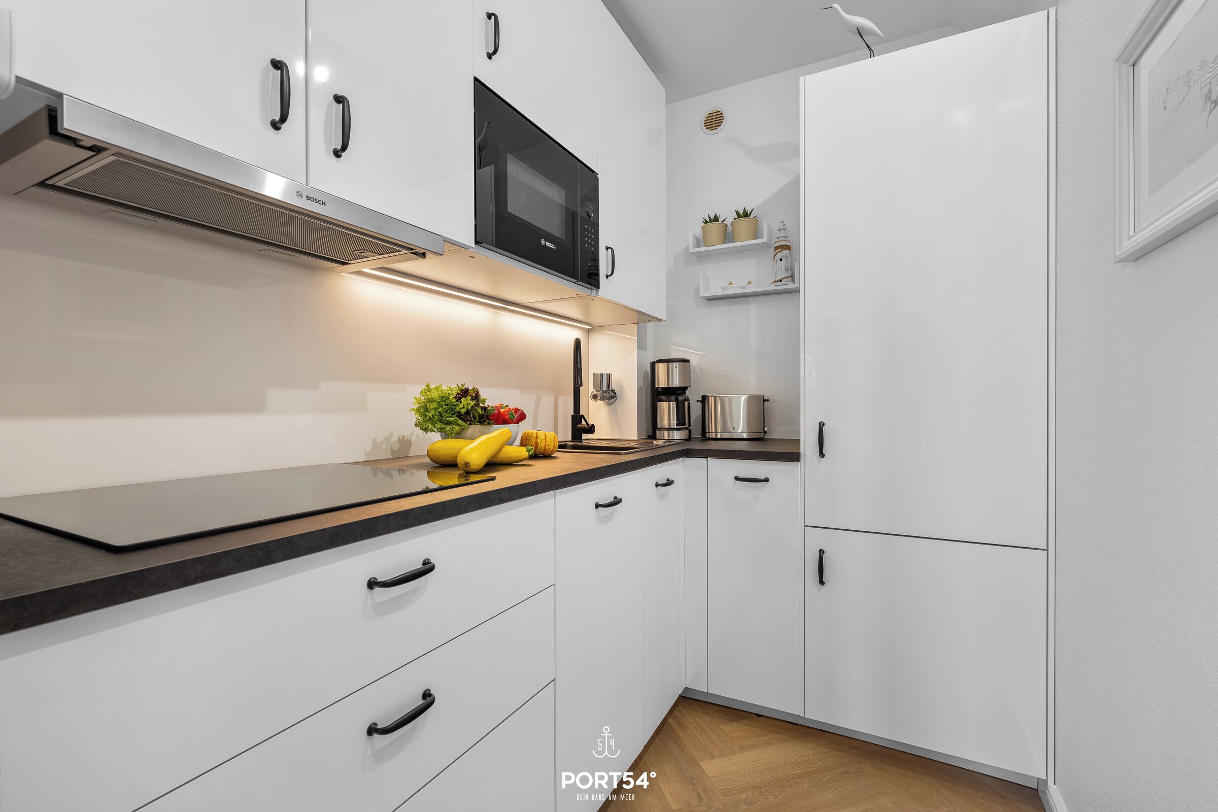 Kühlschrank, Mikrowelle, Herdplatte, Wasserkocher mit Kaffee-/Teezubehör