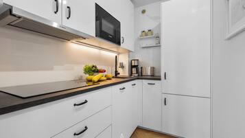 Kühlschrank, Mikrowelle, Herdplatte, Wasserkocher mit Kaffee-/Teezubehör