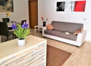 TV - Calliope House, apartment in downtown Syracuse (Siracusa)