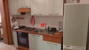 Kühlschrank, Ofen, Herdplatte, Wasserkocher mit Kaffee-/Teezubehör