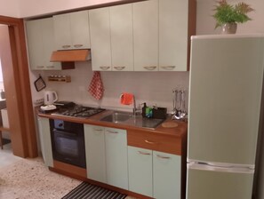 Frigorifero, forno, piano cottura, macchina per tè/caffè