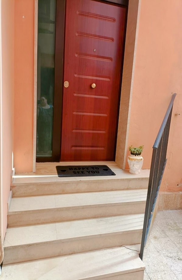 Exterior detail - Calliope House, apartment in downtown Syracuse (Siracusa)