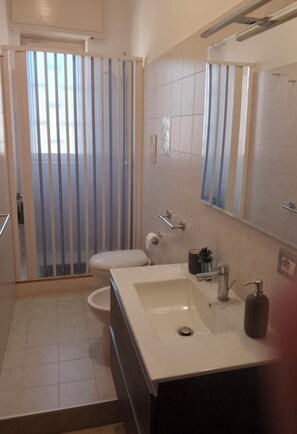 Shower, hair dryer, bidet, towels - Calliope House, apartment in downtown Syracuse (Siracusa)