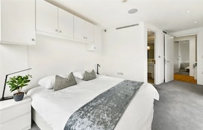 3 Schlafzimmer, Schreibtisch, Bügeleisen/Bügelbrett, Reisekinderbett