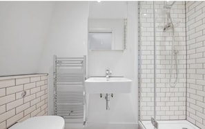 Shower, hair dryer, towels, soap - Quiet Marylebone Oasis with Central AC (London)