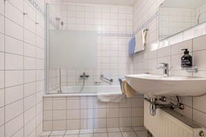 Ducha, secador de pelo y toallas