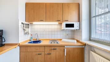 Jääkaappi, mikroaaltouuni, liesi, kahvin-/teenkeitin