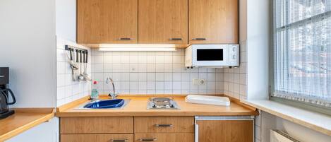 Kühlschrank, Mikrowelle, Herdplatte, Wasserkocher mit Kaffee-/Teezubehör