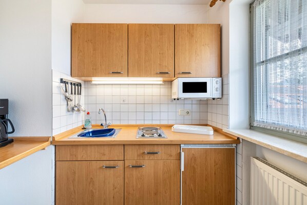 Kühlschrank, Mikrowelle, Herdplatte, Wasserkocher mit Kaffee-/Teezubehör
