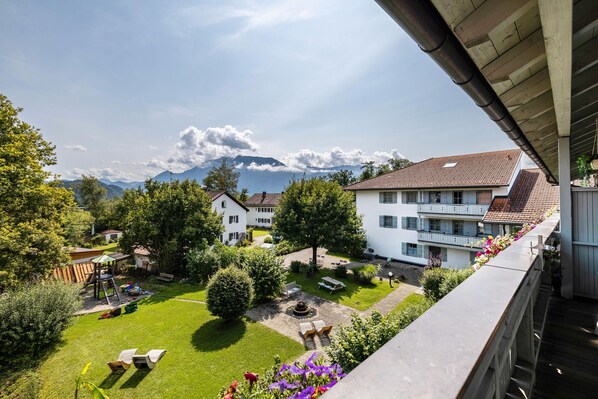 Terrace/patio - Apartment 'Brünnstein- Nr 61' with Mountain View, Shared Pool and Sauna (Oberaudorf)