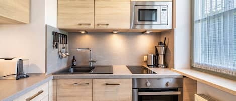 Frigorífico, microondas, horno y placa de cocina