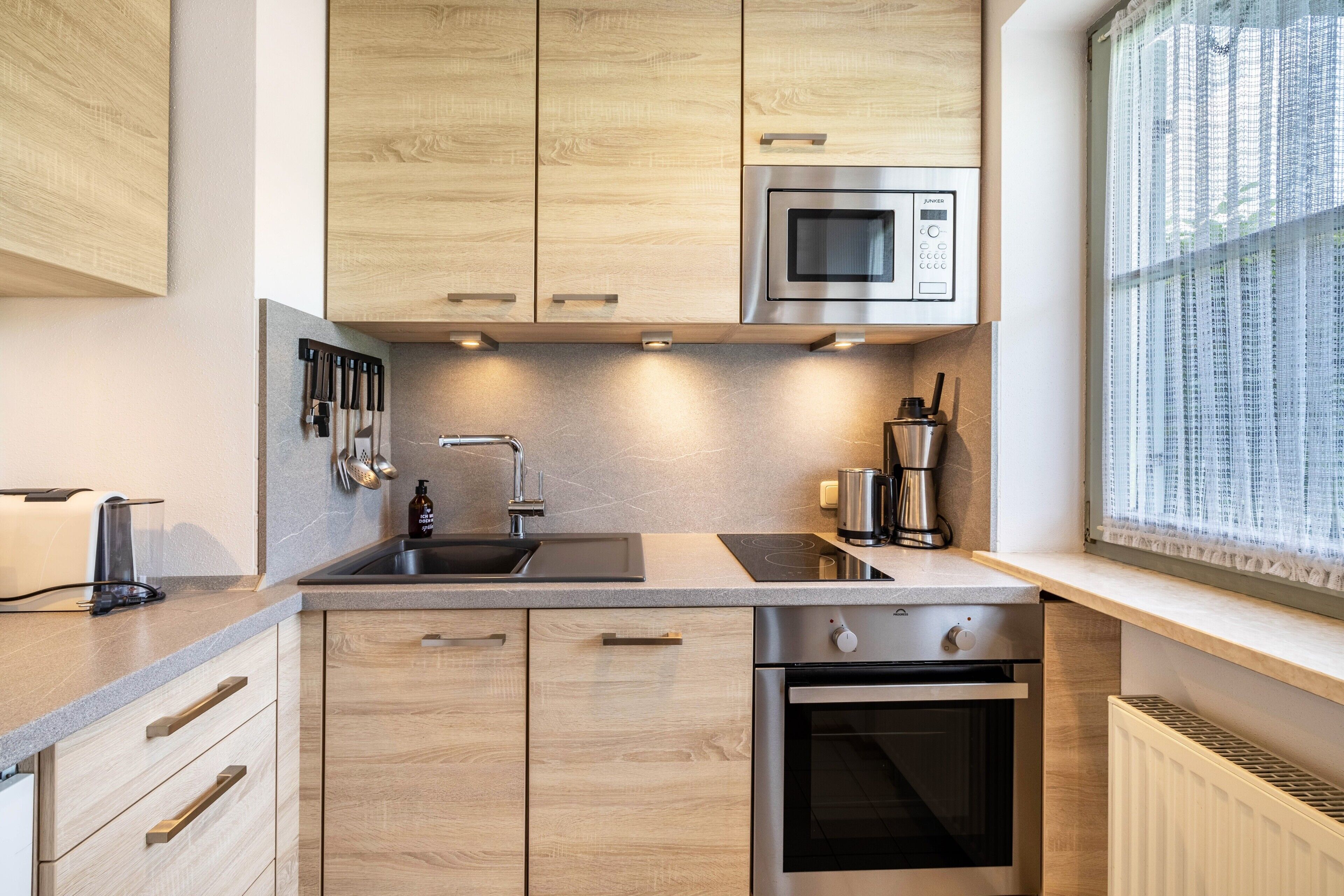 Refrigerador, microondas, horno y parrilla de estufa 