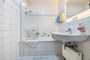 Een douche, een haardroger, handdoeken