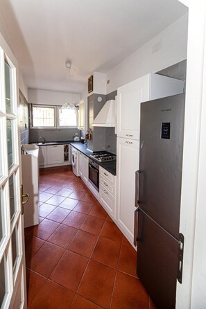 ثلاجة، ميكروويف، فرن، غسالة أطباق