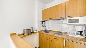 Refrigerador, microondas, parrilla de estufa y cafetera y tetera