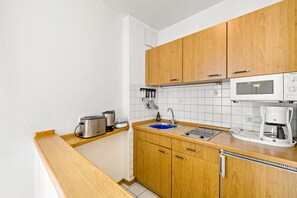 Refrigerador, microondas, parrilla de estufa y cafetera y tetera 