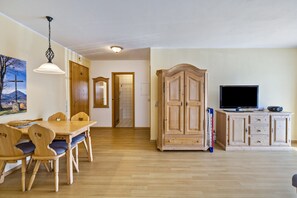 Dining - Apartment 'Brünnstein - Nr 5' with Mountain View, Shared Pool and Sauna (Oberaudorf)