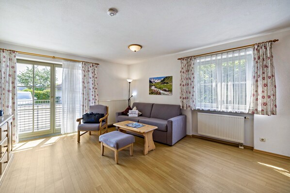 TV, ping pong - Apartment 'Brünnstein - Nr 5' with Mountain View, Shared Pool and Sauna (Oberaudorf)