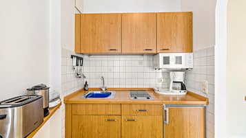 Kühlschrank, Mikrowelle, Herdplatte, Wasserkocher mit Kaffee-/Teezubehör