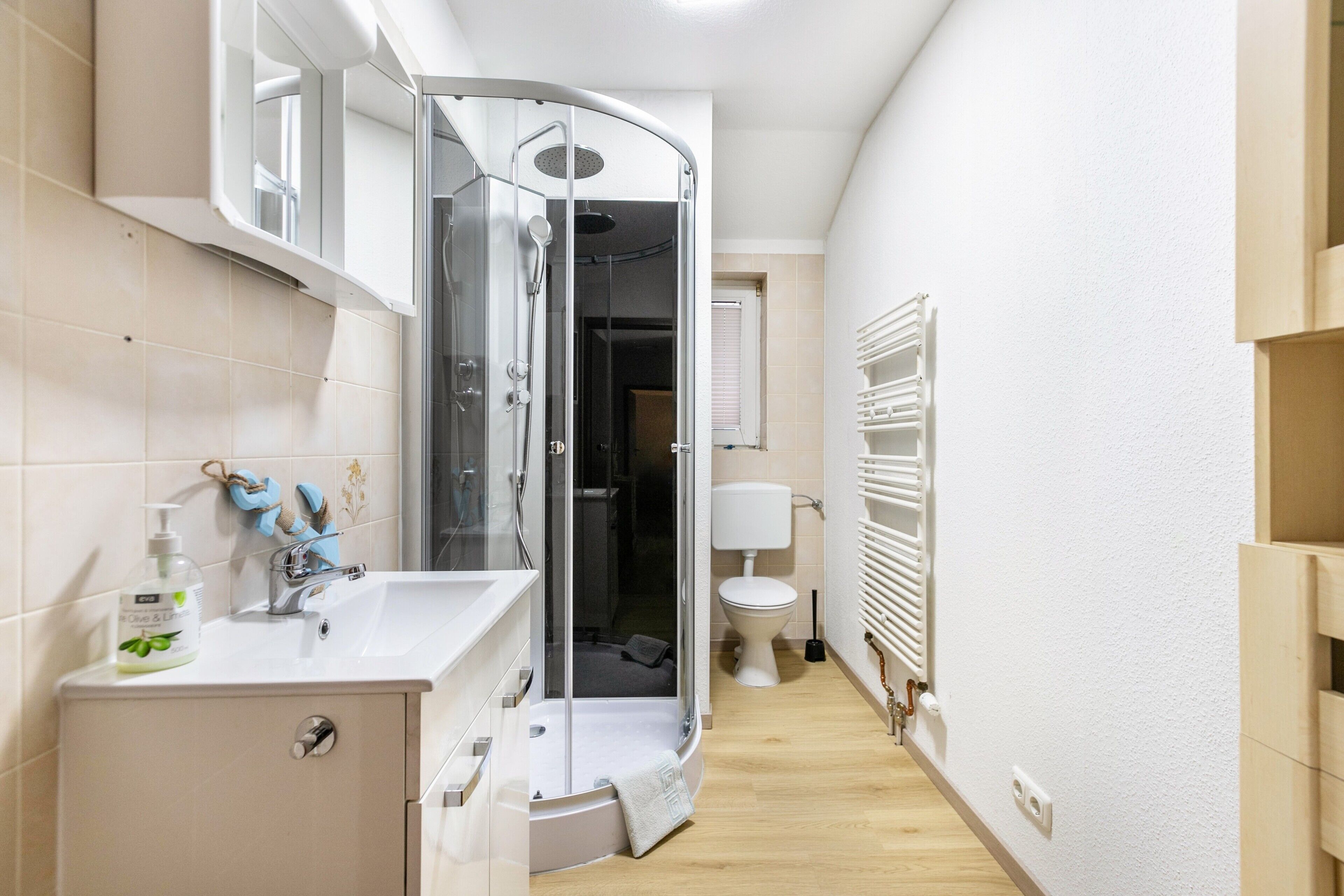 Een douche, handdoeken