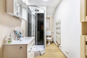 Shower, towels - Apartment 'Leuchtturm' (Ahrenviölfeld)