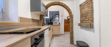 Een koelkast, een microgolfoven, een oven, een kookplaat