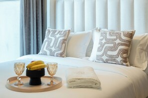 Deluxe Apartment, 2 Bedrooms, Lake View - KeyRock - Chic 2BR Escape with Pool (Dubai)