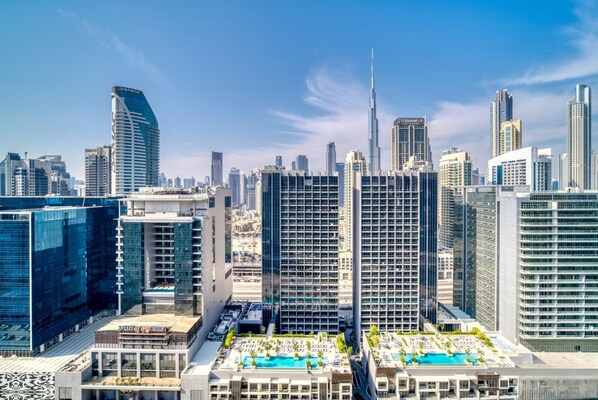 Exterior - KeyRock - Chic 2BR Escape with Pool (Dubai)